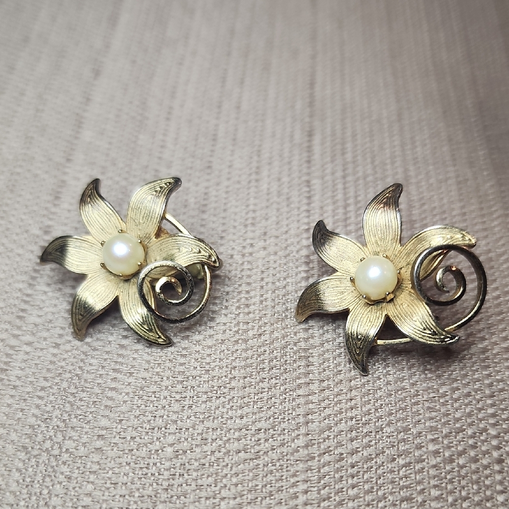 Vintage Star Flower w/ Vine & Pearl